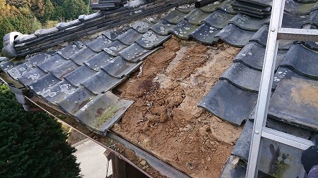 瓦、土を撤去